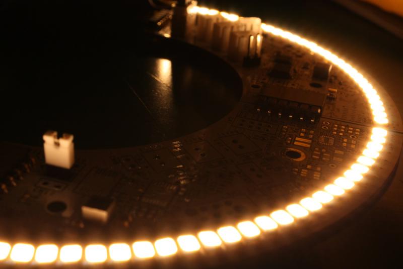 リング状の基板の縁に並んだ LED が暖色に灯り、その内側に制御回路の部品と Cool Backline Lab のロゴが見える写真