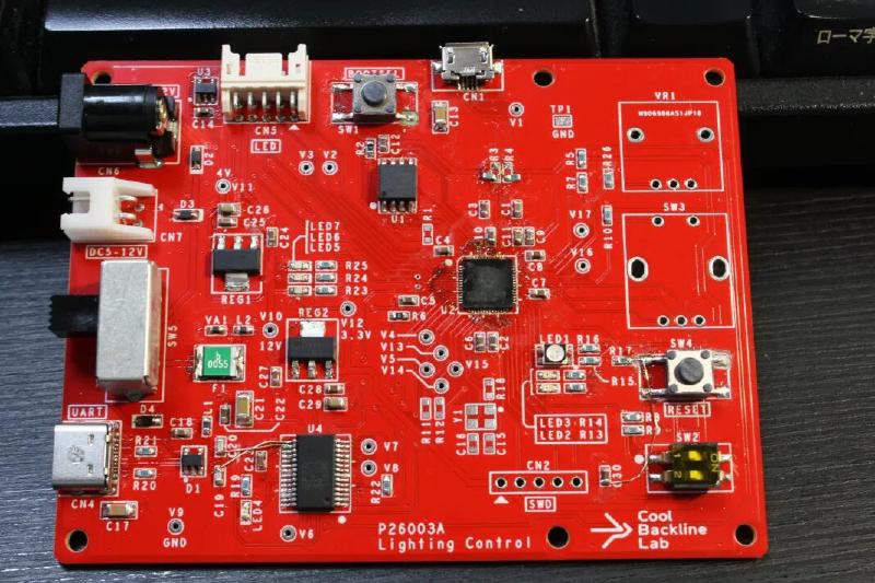 フラックスの残る赤い基板 P26003A。RP2040 周辺にデバッグの痕跡が残る