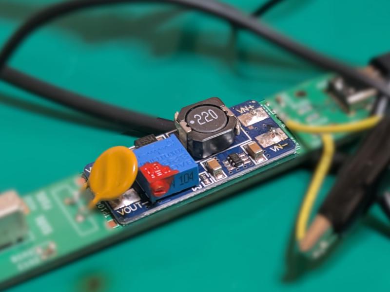 MT3608 昇圧モジュールを実装した基板。帯電防止マットの上に置かれ、オシロスコープのプローブが接続された状態