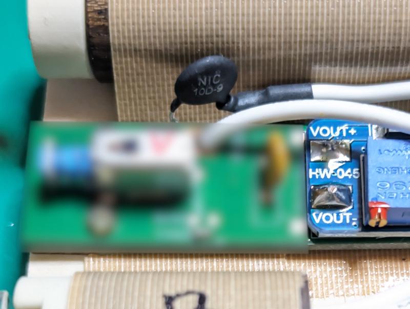 NIC 10D-9 NTC サーミスタを MT3608 モジュール(HW-045)の VOUT+ 端子と LED の間に直列挿入した状態
